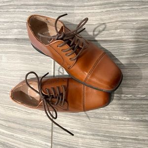 Excellent used condition! Worn one time. Florsheim boys dress shoes.